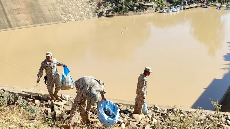 Trabajos de limpieza en La Angostura, este 5 de junio./ GOBERNACIÓN