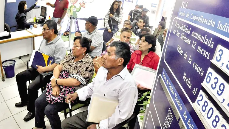 Adultos mayores bolivianos, efectuando tr&aacute;mites./ ARCHIVO