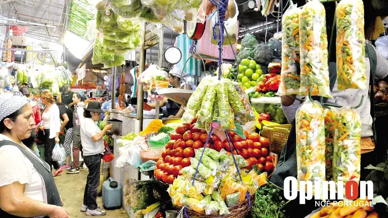 Un mercado en Cochabamba donde se comercializa frutas y verduras./ NO&Eacute; PORTUGAL