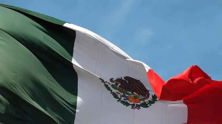 La bandera de M&eacute;xico, en un establecimiento del Gobierno./ GDM