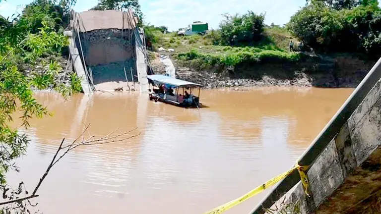 El puente colapsado que estaba situado sobre el río Rapulo./ GOBERNACION DEL BENI