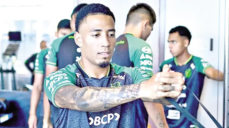 Jairo Quinteros realiza un trabajo de gimnasio, con la Selecci&oacute;n Nacional de f&uacute;tbol./ ARCHIVO FBF