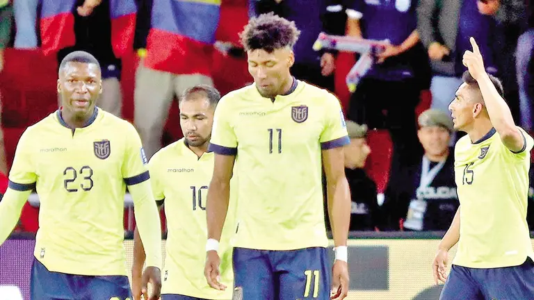Jugadores ecuatorianos festejan una conquista./ KANDELA RADIO