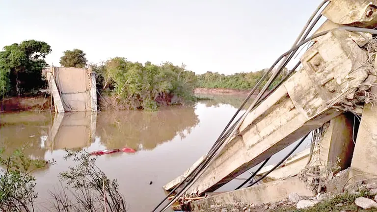 El lugar donde cedi&oacute; la plataforma del Puente Rapulo, en Santa Ana de Yacuma./ MILENIO