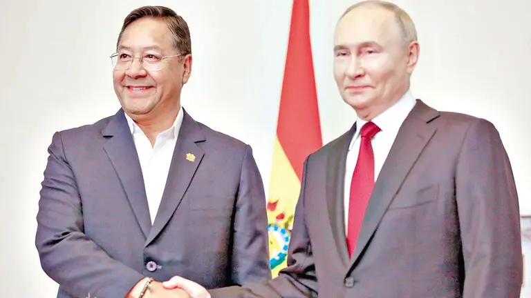 El presidente de Bolivia, Luis Arce, junto a su par ruso, Vladimir Putin, en San Petersburgo./ ABI
