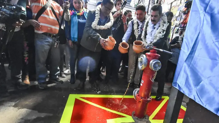 La entrega oficial fue realizada hoy por la ma&ntilde;ana por el alcalde Manfred Reyes Villa, quien resalt&oacute; la vital funci&oacute;n de los hidrantes al igual que las acometidas en el centro de abasto. DICO SOL&Iacute;S