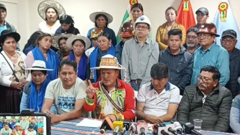 Evo Morales y sus seguidores en conferencia de prensa.