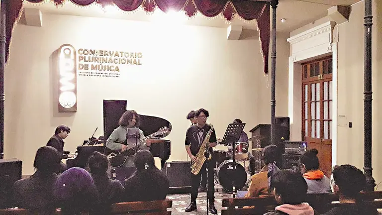 La banda de jazz &lsquo;The Llamers&rsquo; durante una presentaci&oacute;n musical./ CORTES&Iacute;A