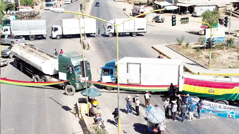 El transporte pesado, en Suticollo, durante los bloqueos de 48 horas./ APG