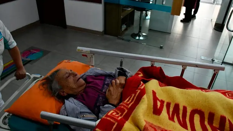 Amparo Carvajal al momento de ser trasladada a una cl&iacute;nica en La Paz. APG