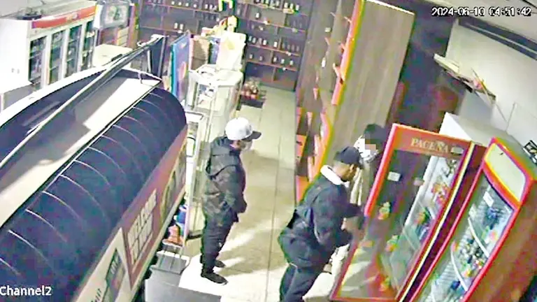 Cámara de vigilancia capta el momento del robo en una licorería, en Cochabamba./ FELCC