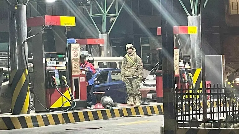 Control militar en un surtidor de la sede de gobierno./ ERBOL