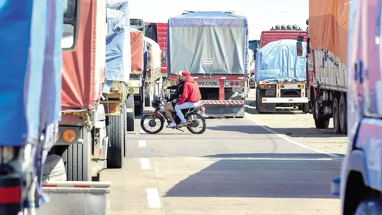 Camiones varados en Yapacan&iacute;, producto de los bloqueos de los comunarios./ APG