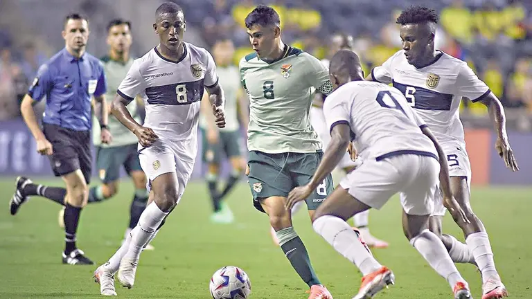 Jaume Cuéllar traslada la pelota, durante el partido que Bolivia perdió con Ecuador en Estados Unidos./ FBF