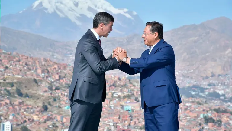 Santiago Pe&ntilde;a, primer mandatario de Paraguay tras llegar al pa&iacute;s con el presidente del Estado, Luis Arce. Lucho Arce