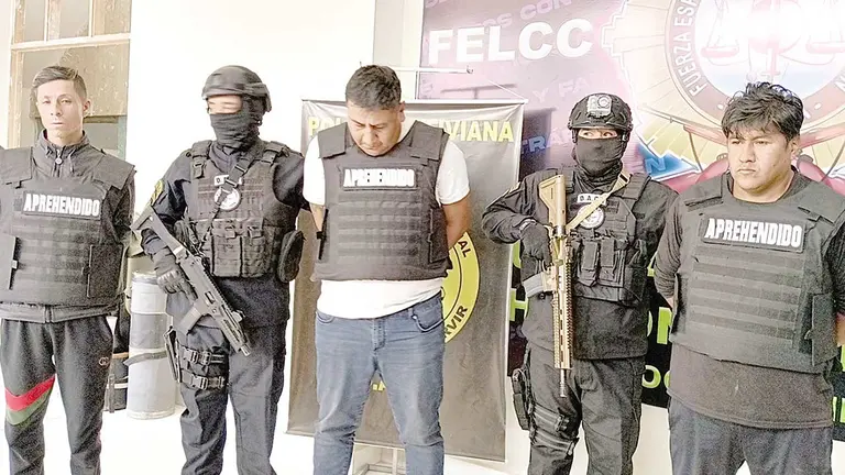Claudio G. (i), Juan Arnaldo G. (m) y Jimmy A. (d), aprehendidos por robo agravado./ MARIELA COSSÍO