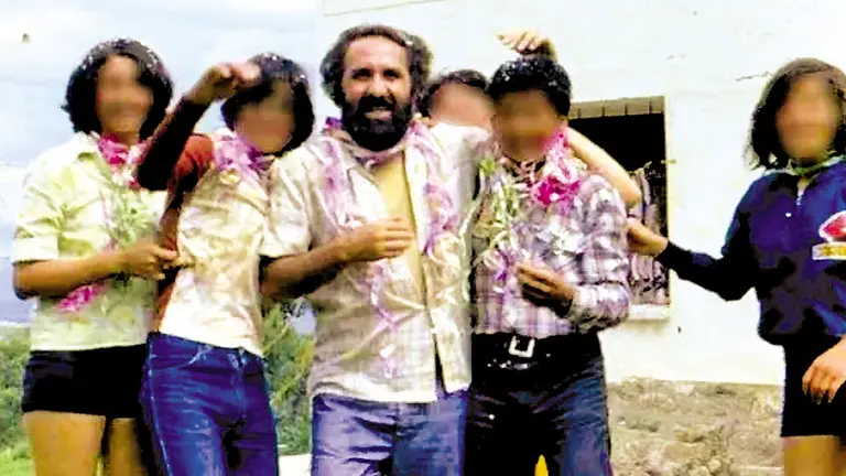 El padre Alfonso Pedrajas durante una celebración con estudiantes en el Colegio Juan XXIII de Cochabamba. / CORTESÍA COMUNIDAD BOLIVIANA DE SOBREVIIENTES DE ABUSO SEXUAL ECLESIAL