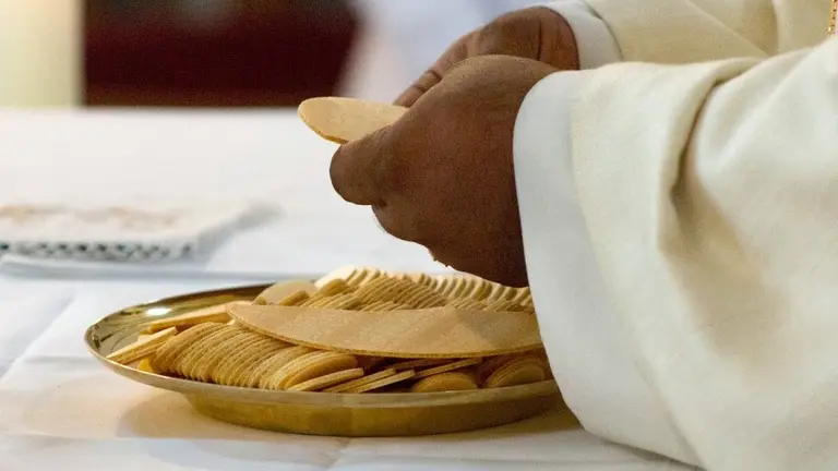 Imagen referencial de un sacerdote en eucarist&iacute;a. PIXABAY