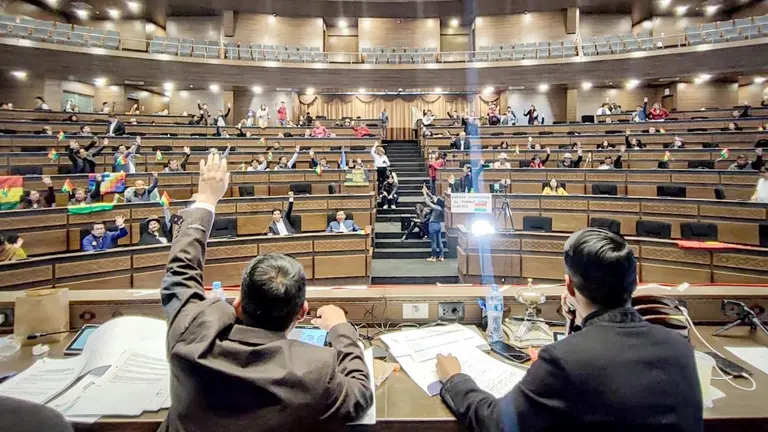 Rodríguez (der) presidió la sesión del Legislativo del 6 de junio./ PRENSA SENADO