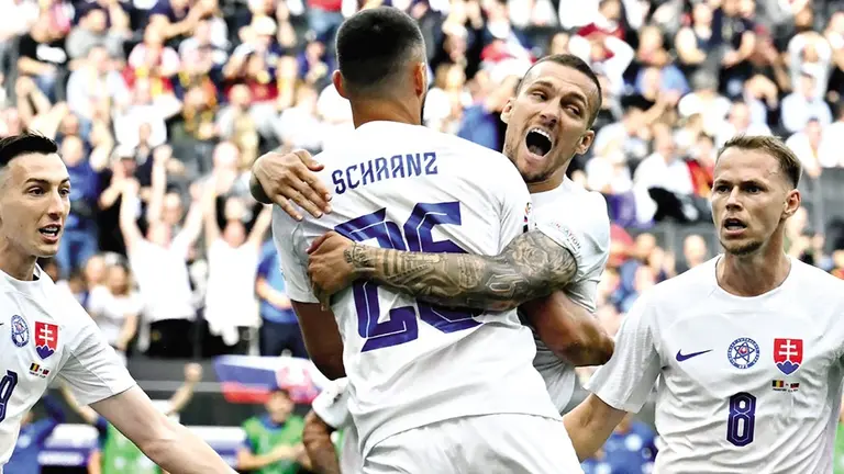 Jugadores eslovacos festejan el gol del triunfo./ UEFA