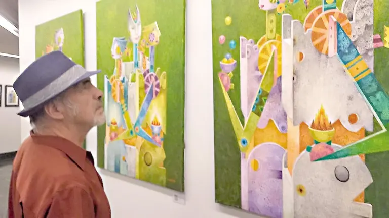 Orlando Arias junto a las obras de su exposici&oacute;n &lsquo;Te&uacute;rgia Andina&rsquo; en Casa de Am&eacute;rica, Espa&ntilde;a./ RRSS, ORLANDO ARIAS MORALES