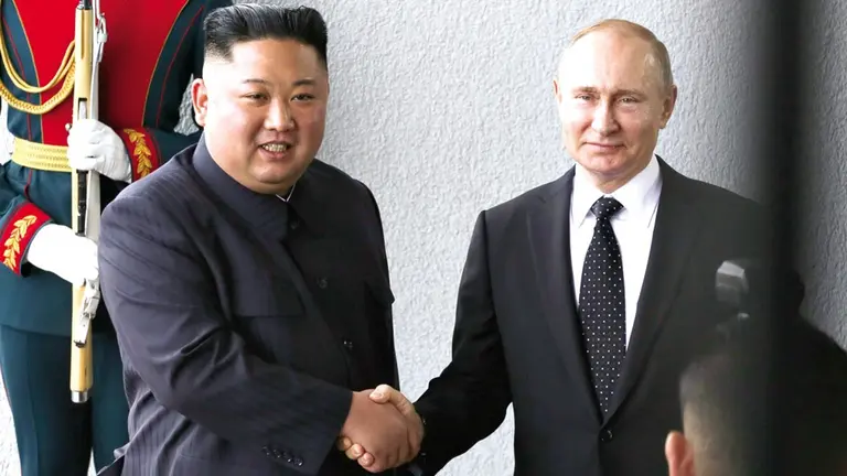 Vlad&iacute;mir Putin y Kim Jong Un se dan la mano durante su reuni&oacute;n de hace algunos a&ntilde;os./ BLOOMBERG