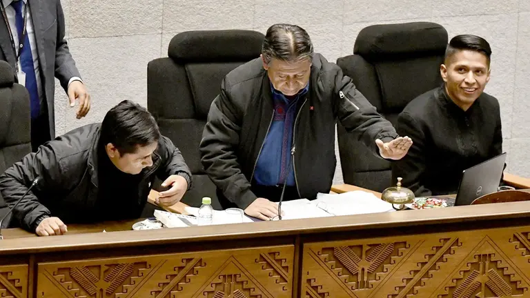 El vicepresidente del Estado y presidente de la Asamblea Legislativa Plurinacional (ALP), David Choquehuanca, suspende la sesión de la Asamblea Legislativa Plurinacional./ APG