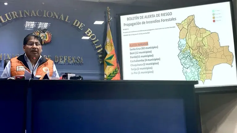El viceministerio de Defensa Civil, Juan Carlos Calvimontes, informa sobre la declaratoria de alerta naranja por el riesgo de incendios forestales en 74 municipios del pa&iacute;s. ERBOL