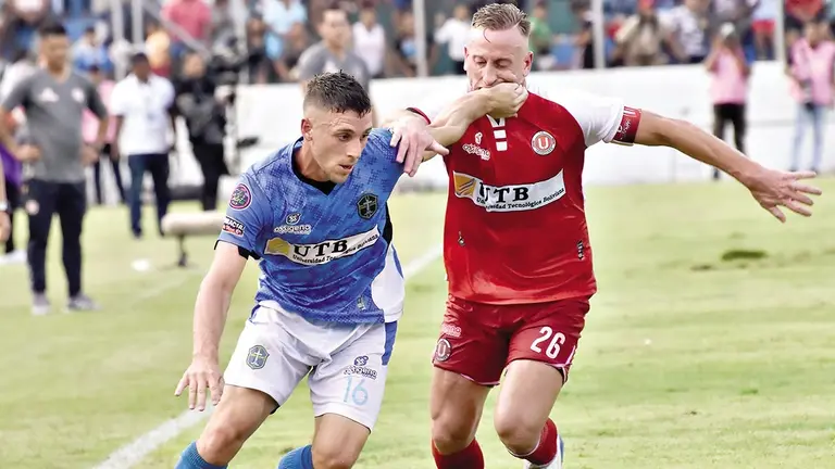Felipe Pasadore traslada un bal&oacute;n, durante un juego pasado./ DICO SOL&Iacute;S