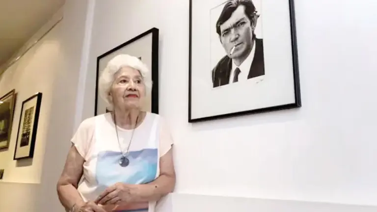 La fot&oacute;grafa Sara Facio junto a la imagen que captur&oacute; del escritor Julio Cort&aacute;zar./ MART&Iacute;N ROSENZVEIG