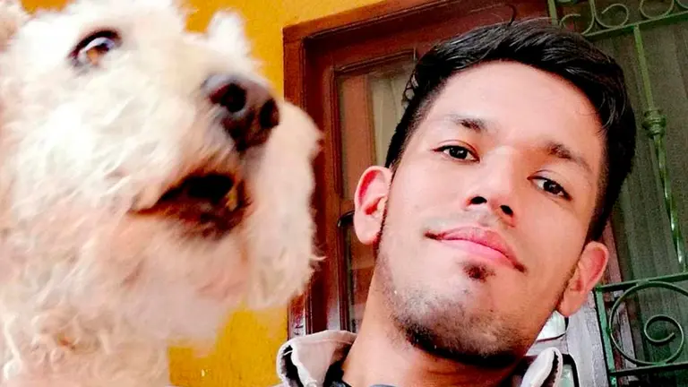 El cuidador de los jaguares Carlos Eduardo Castrillo, quien lamentablemente falleci&oacute; producto del ataque de uno de los animales. RRSS