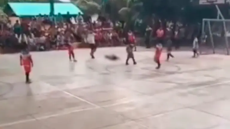 El momento en que el menor cae al suelo en pleno partido. Captura de video