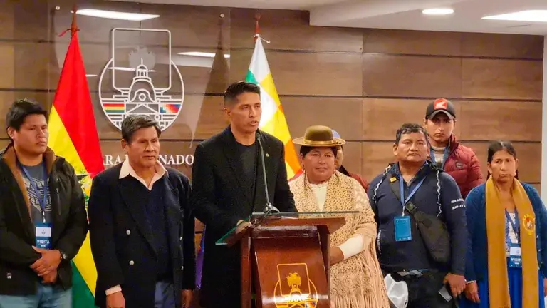 El presidente del Senado Andr&oacute;nico Rodr&iacute;guez en conferencia de prensa. APG