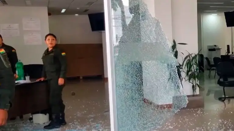 As&iacute; qued&oacute; el frontis de las oficinas de la Aduana tras el ataque. Captura de video