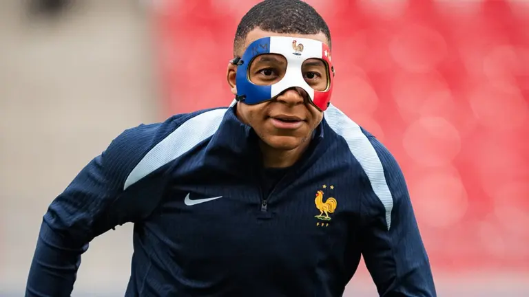 Mbapp&eacute; estrena m&aacute;scara en el entrenamiento de Francia. EQUIPE DE FRANCE.
