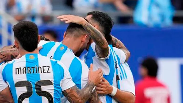 Jugadores de Argentina celebran el primer gol./ COPA AM&Eacute;RICA