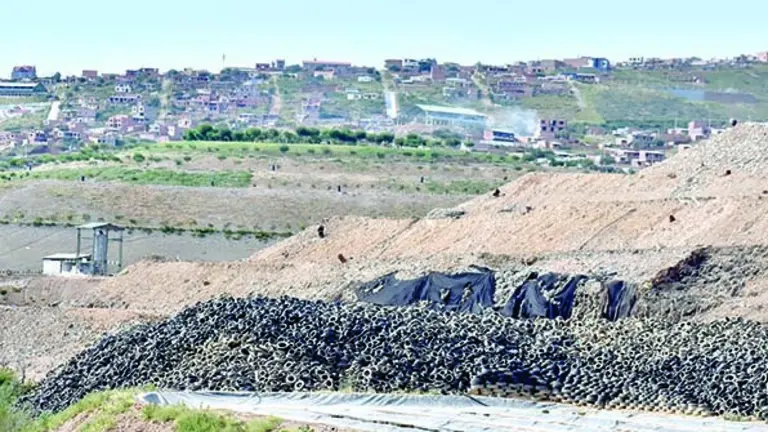 Sector de disposición de llantas en el relleno sanitario de K'ara K'ara./ DICO SOLÍS