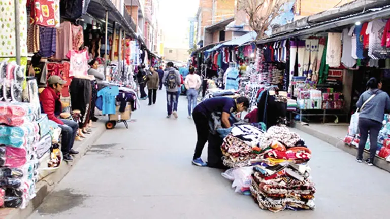 Mercadería en suelo boliviano, más económica para los argentinos, en la frontera./ DIARIO CON VOS