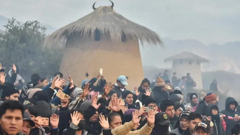 Visitantes en las Qollcas de Cotapachi reciben los primeros rayos del sol, este 21 de junio. DICO SOL&Iacute;S