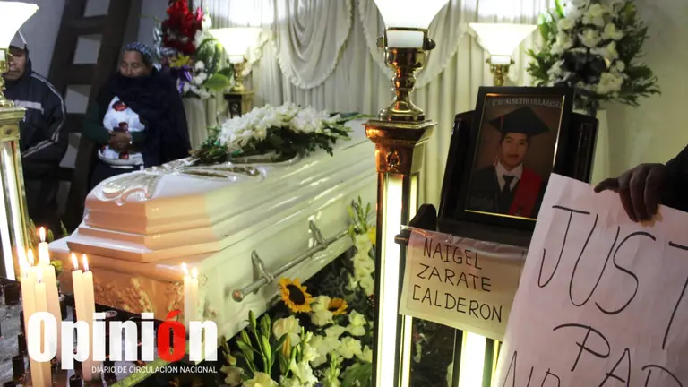 Velan el cuerpo de Naigel Zarate, joven asesinado en Sacaba. MARIELA COSS&Iacute;O