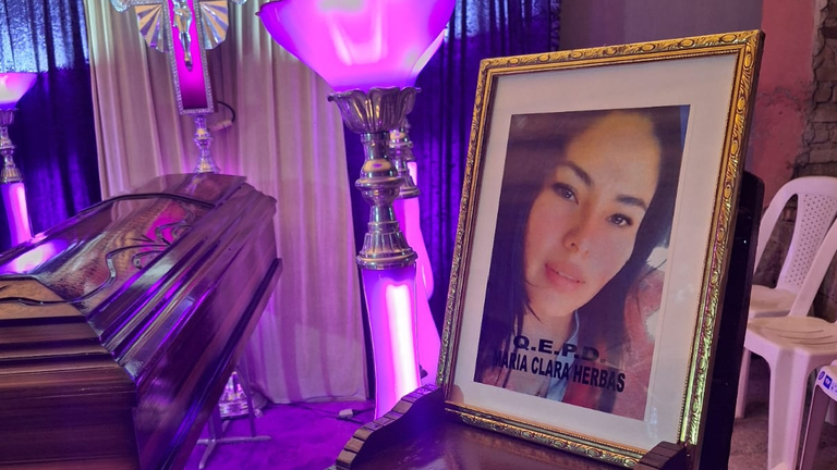 Velan el cuerpo de Mar&iacute;a Clara Herbas, d&eacute;cima v&iacute;ctima de feminicidio en Cochabamba. MUJERES DE FUEGO