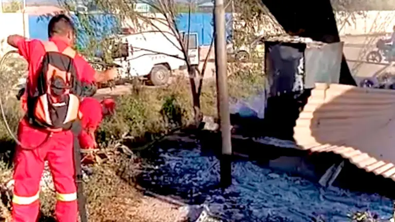 Bomberos extinguen el fuego que consumi&oacute; la oficina de Senasag, en Yacuiba. RADIOEMISORAS L&Iacute;DER YACUIBA