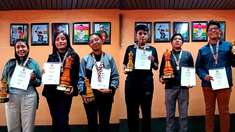 Los ganadores del torneo nacional/. FBA