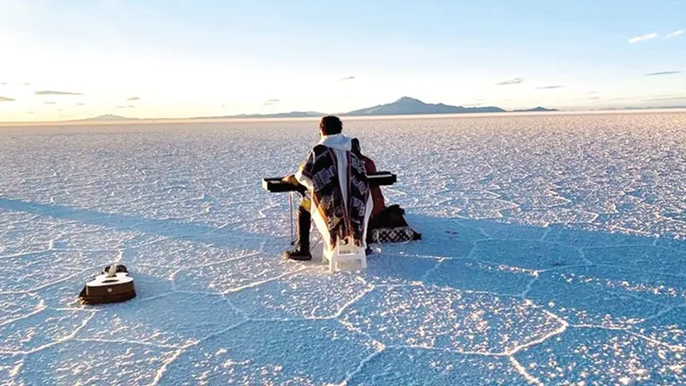 El m&uacute;sico JAS durante una presentaci&oacute;n en el Salar de Uyuni./ RRSS, JAS COMPOSITOR