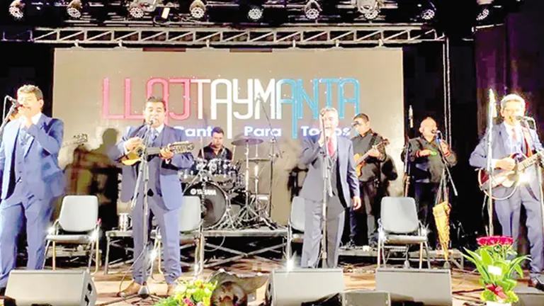 El grupo folcl&oacute;rico Llajtaymanta en una presentaci&oacute;n musical./ CORTES&Iacute;A