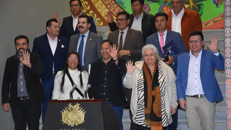 El presidente Luis Arce y los alcaldes de las nueve ciudades capitales, m&aacute;s El Alto. APG