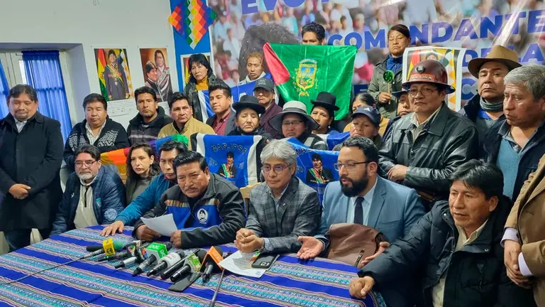 Dirigentes del ala evista brindan declaraciones a los medios./ ERBOL