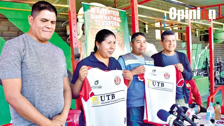 Una imagen de la presentaci&oacute;n del nuevo auspiciador de FC Universitario que se 
prepara para volver al ruedo./  NO&Eacute; PORTUGAL