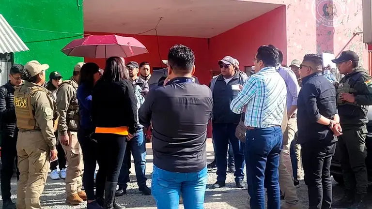 Fotograf&iacute;a en las afueras de la Fiscal&iacute;a de La Paz donde se encuentran los padres de Joel P., principal sospechoso en la desaparici&oacute;n de Odalys. ERBOL