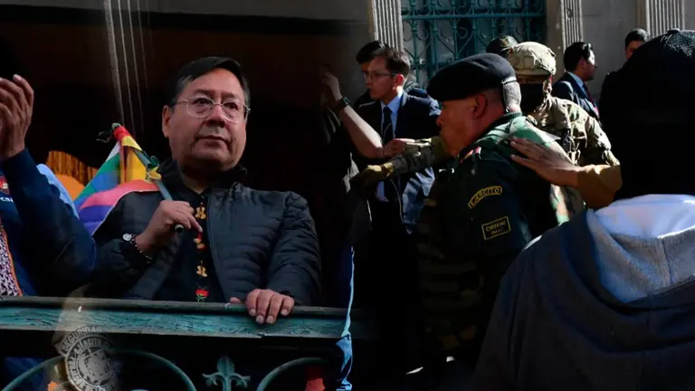 Luis Arce en el balc&oacute;n del Palacio Quemado y el general Z&uacute;&ntilde;iga. APG